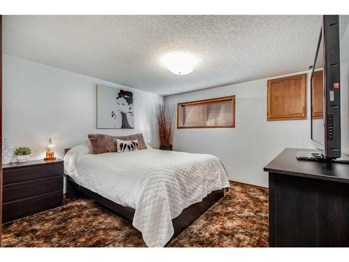 12 Ogmoor Crescent Se, Calgary, AB - Indoor Photo Showing Bedroom