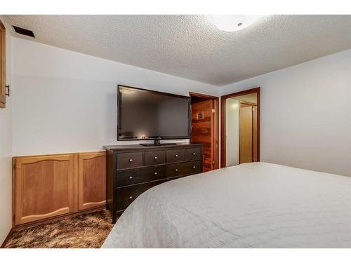 12 Ogmoor Crescent Se, Calgary, AB - Indoor Photo Showing Bedroom