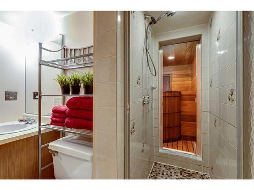 12 Ogmoor Crescent Se, Calgary, AB - Indoor Photo Showing Bathroom