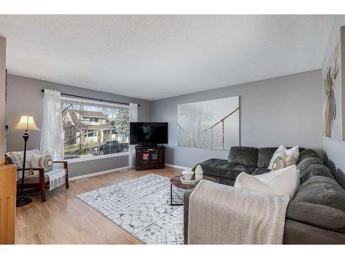 12 Ogmoor Crescent Se, Calgary, AB - Indoor Photo Showing Living Room