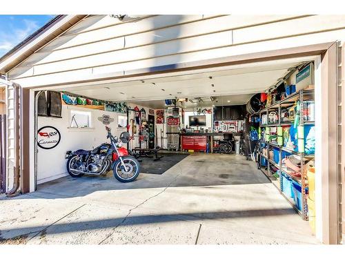 12 Ogmoor Crescent Se, Calgary, AB - Indoor Photo Showing Garage