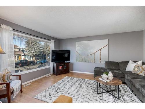 12 Ogmoor Crescent Se, Calgary, AB - Indoor Photo Showing Living Room