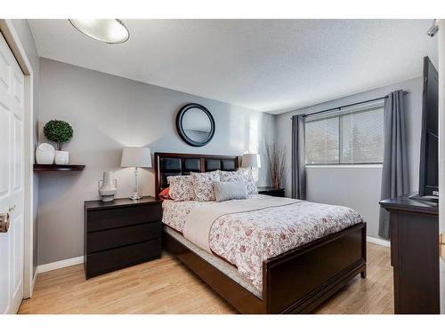 12 Ogmoor Crescent Se, Calgary, AB - Indoor Photo Showing Bedroom