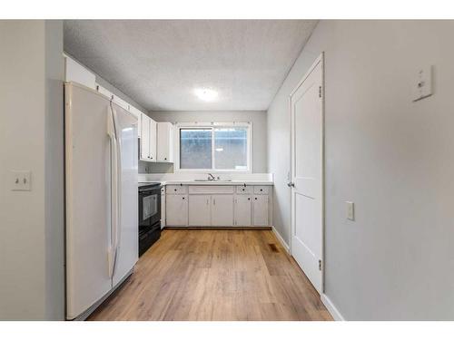 220 Forest Way Se, Calgary, AB - Indoor Photo Showing Kitchen