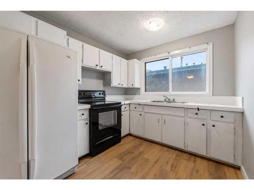 220 Forest Way Se, Calgary, AB - Indoor Photo Showing Kitchen