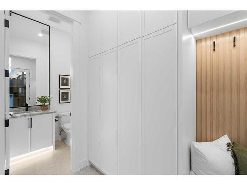 224 24 Avenue Nw, Calgary, AB - Indoor Photo Showing Bathroom