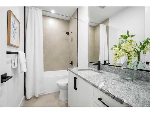 224 24 Avenue Nw, Calgary, AB - Indoor Photo Showing Bathroom