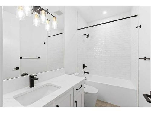 1623 21 Avenue Nw, Calgary, AB - Indoor Photo Showing Bathroom