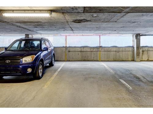 301-1335 12 Avenue Sw, Calgary, AB - Indoor Photo Showing Garage