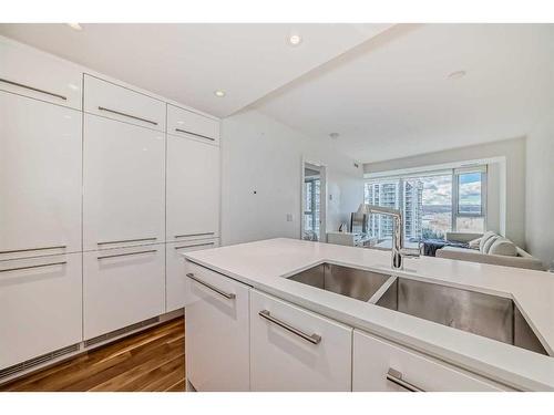 1102-1025 5 Avenue Sw, Calgary, AB - Indoor Photo Showing Kitchen