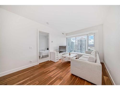 1102-1025 5 Avenue Sw, Calgary, AB - Indoor Photo Showing Living Room