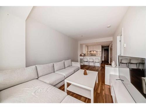 1102-1025 5 Avenue Sw, Calgary, AB - Indoor Photo Showing Living Room