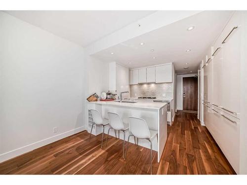 1102-1025 5 Avenue Sw, Calgary, AB - Indoor Photo Showing Kitchen With Upgraded Kitchen