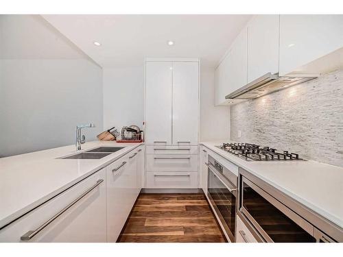 1102-1025 5 Avenue Sw, Calgary, AB - Indoor Photo Showing Kitchen With Double Sink With Upgraded Kitchen