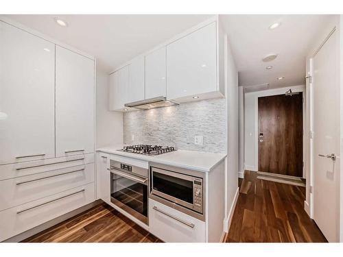 1102-1025 5 Avenue Sw, Calgary, AB - Indoor Photo Showing Kitchen With Upgraded Kitchen