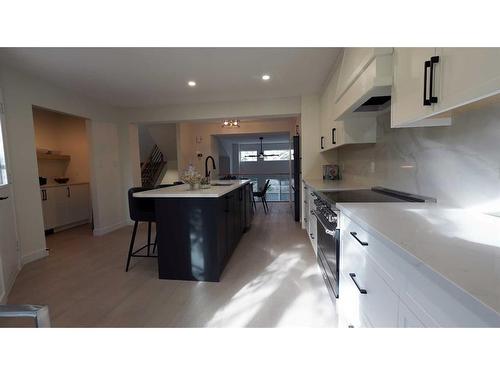 218 Point Mckay Terrace Nw, Calgary, AB - Indoor Photo Showing Kitchen