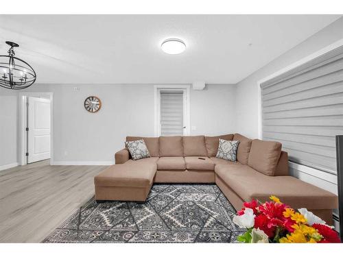 2107-6118 80 Avenue Ne, Calgary, AB - Indoor Photo Showing Living Room