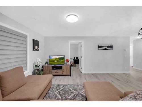 2107-6118 80 Avenue Ne, Calgary, AB - Indoor Photo Showing Living Room