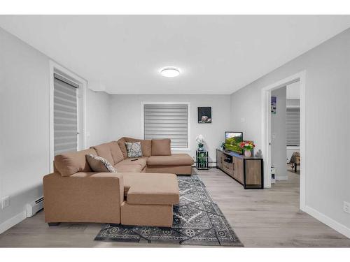 2107-6118 80 Avenue Ne, Calgary, AB - Indoor Photo Showing Living Room