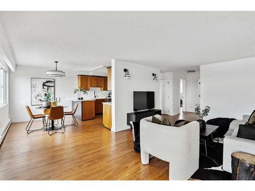 35-4915 8 Street Sw, Calgary, AB - Indoor Photo Showing Living Room