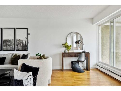 35-4915 8 Street Sw, Calgary, AB - Indoor Photo Showing Living Room