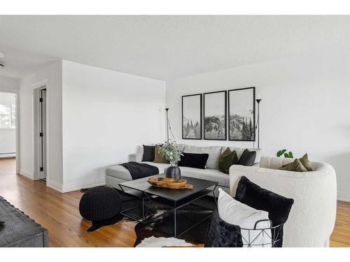 35-4915 8 Street Sw, Calgary, AB - Indoor Photo Showing Living Room