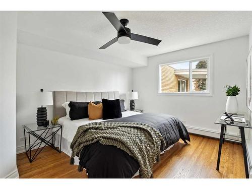 35-4915 8 Street Sw, Calgary, AB - Indoor Photo Showing Bedroom