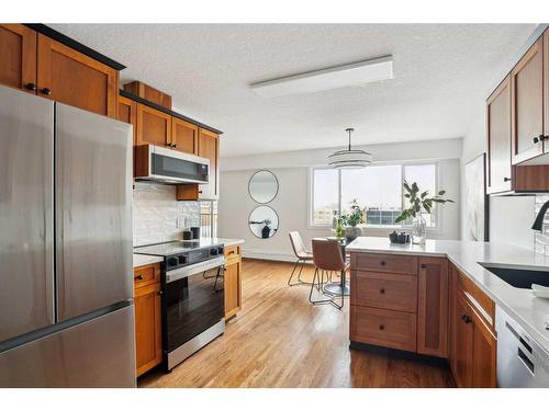 35-4915 8 Street Sw, Calgary, AB - Indoor Photo Showing Kitchen With Stainless Steel Kitchen With Double Sink With Upgraded Kitchen