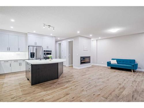 330 Yorkville Road Sw, Calgary, AB - Indoor Photo Showing Kitchen