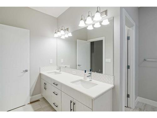 330 Yorkville Road Sw, Calgary, AB - Indoor Photo Showing Bathroom