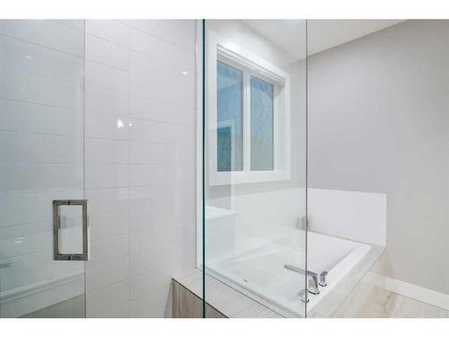 330 Yorkville Road Sw, Calgary, AB - Indoor Photo Showing Bathroom