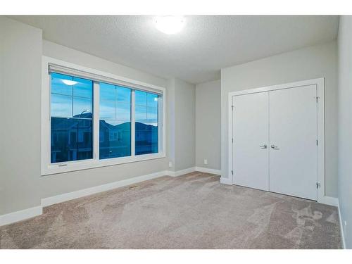 330 Yorkville Road Sw, Calgary, AB - Indoor Photo Showing Other Room