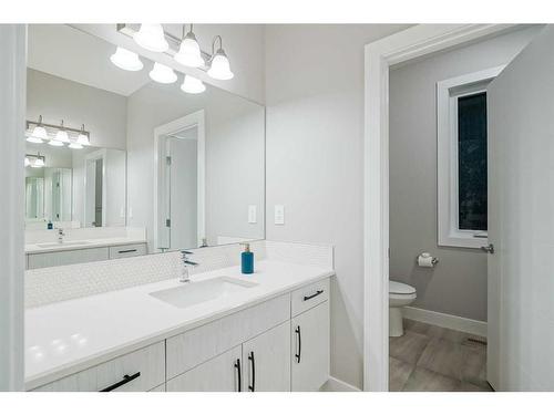 330 Yorkville Road Sw, Calgary, AB - Indoor Photo Showing Bathroom