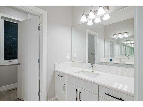 330 Yorkville Road Sw, Calgary, AB - Indoor Photo Showing Bathroom