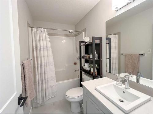 5213-200 Seton Circle Se, Calgary, AB - Indoor Photo Showing Bathroom