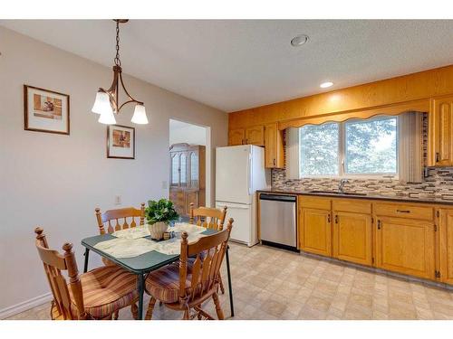 4911 Vantage Crescent Nw, Calgary, AB - Indoor Photo Showing Dining Room