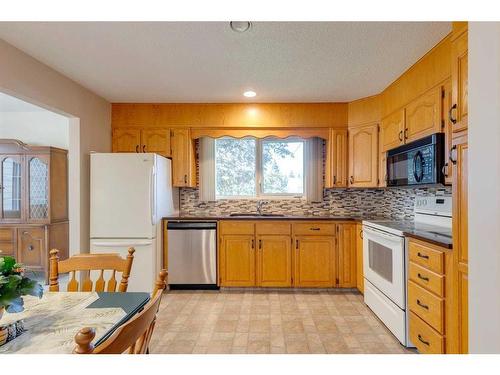 4911 Vantage Crescent Nw, Calgary, AB - Indoor Photo Showing Kitchen