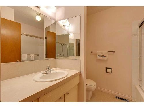 4911 Vantage Crescent Nw, Calgary, AB - Indoor Photo Showing Bathroom