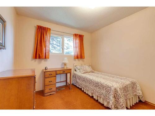 4911 Vantage Crescent Nw, Calgary, AB - Indoor Photo Showing Bedroom