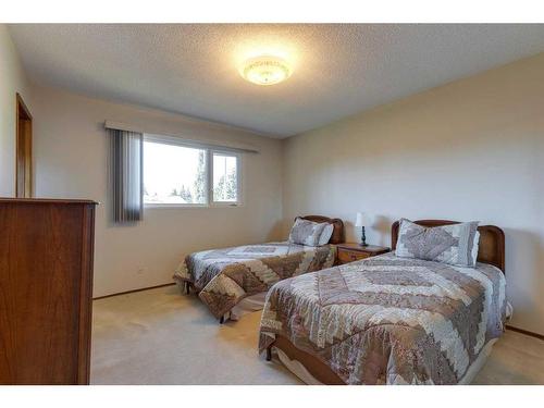 4911 Vantage Crescent Nw, Calgary, AB - Indoor Photo Showing Bedroom