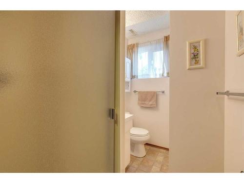 4911 Vantage Crescent Nw, Calgary, AB - Indoor Photo Showing Bathroom