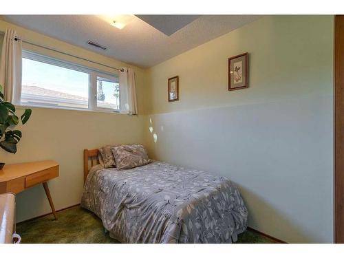 4911 Vantage Crescent Nw, Calgary, AB - Indoor Photo Showing Bedroom