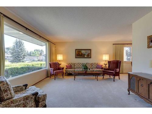 4911 Vantage Crescent Nw, Calgary, AB - Indoor Photo Showing Living Room