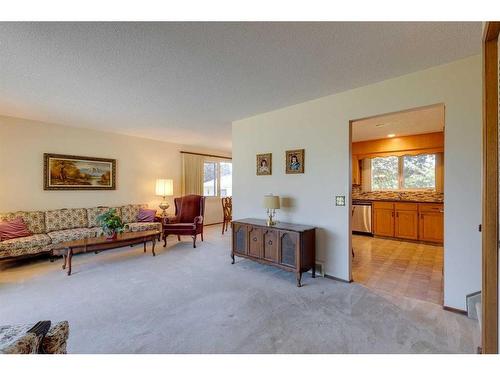 4911 Vantage Crescent Nw, Calgary, AB - Indoor Photo Showing Living Room