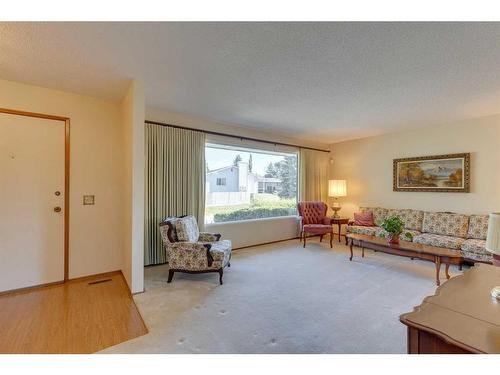 4911 Vantage Crescent Nw, Calgary, AB - Indoor Photo Showing Living Room