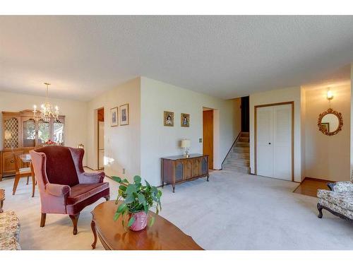 4911 Vantage Crescent Nw, Calgary, AB - Indoor Photo Showing Living Room