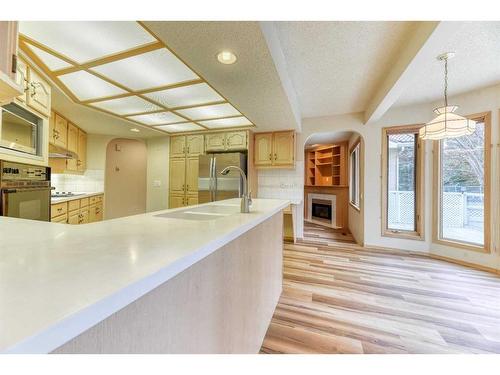 1045 Shawnee Drive Sw, Calgary, AB - Indoor Photo Showing Kitchen