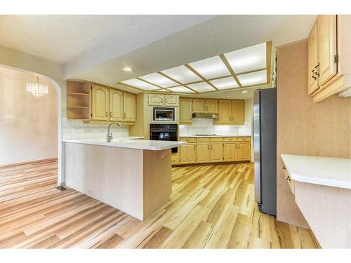 1045 Shawnee Drive Sw, Calgary, AB - Indoor Photo Showing Kitchen