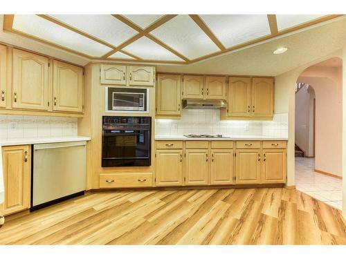 1045 Shawnee Drive Sw, Calgary, AB - Indoor Photo Showing Kitchen