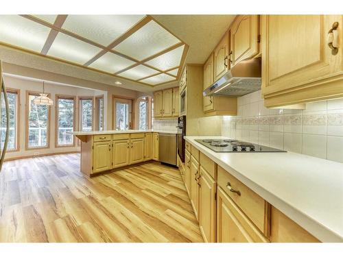 1045 Shawnee Drive Sw, Calgary, AB - Indoor Photo Showing Kitchen